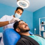 Firefly Hombre acostado en una clinica de cuidado del cabello en un procedimiento de mesoterapia ca